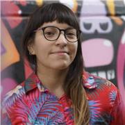 Conversación a jóvenes y adultos y apoyo escolar a niños